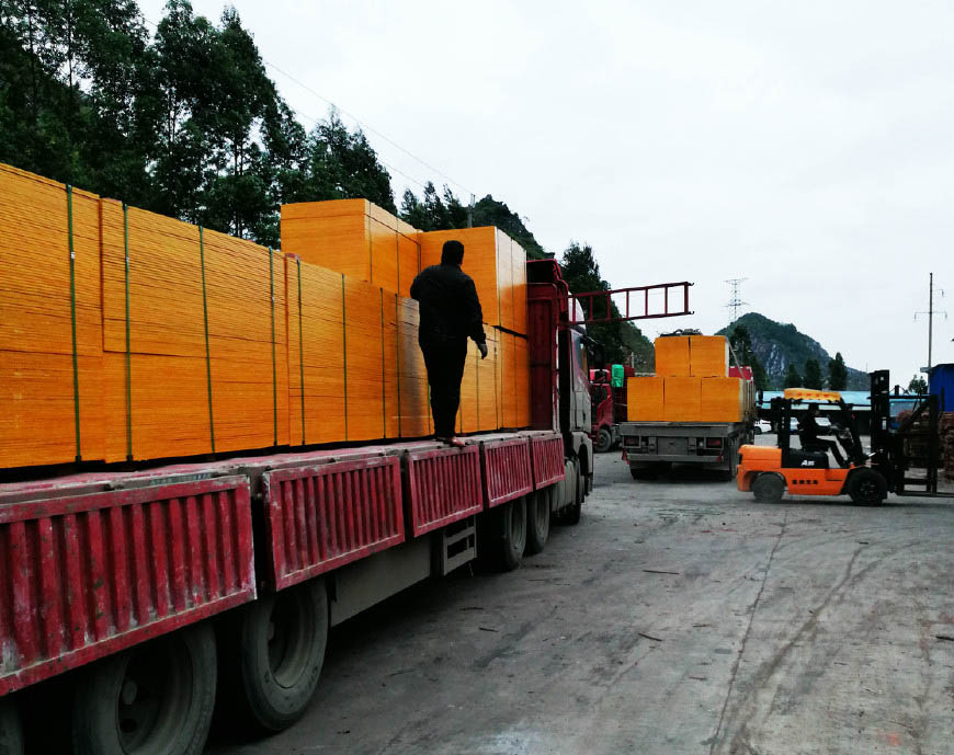 广马木业建筑模板运输